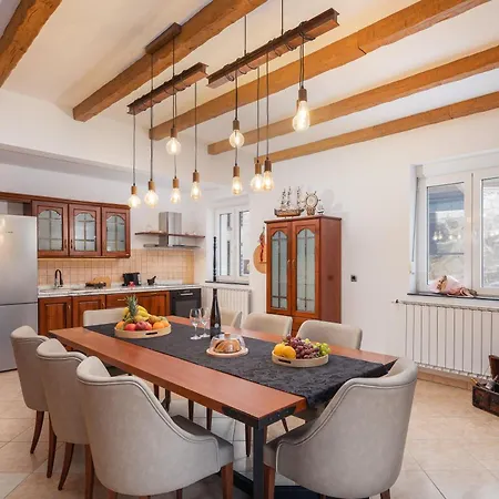 Holiday home Luxurioese Elais Fuer 10 Personen