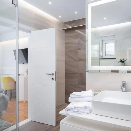 Holiday home Luxurioese Elais Fuer 10 Personen *