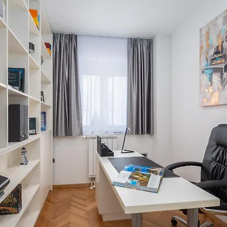 Luxurioese Elais Fuer 10 Personen Podstrana