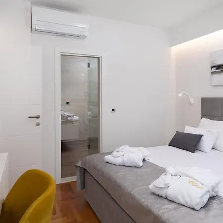 Holiday home Luxurioese Elais Fuer 10 Personen