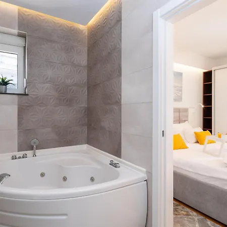 Luxurioese Elais Fuer 10 Personen Holiday home Podstrana